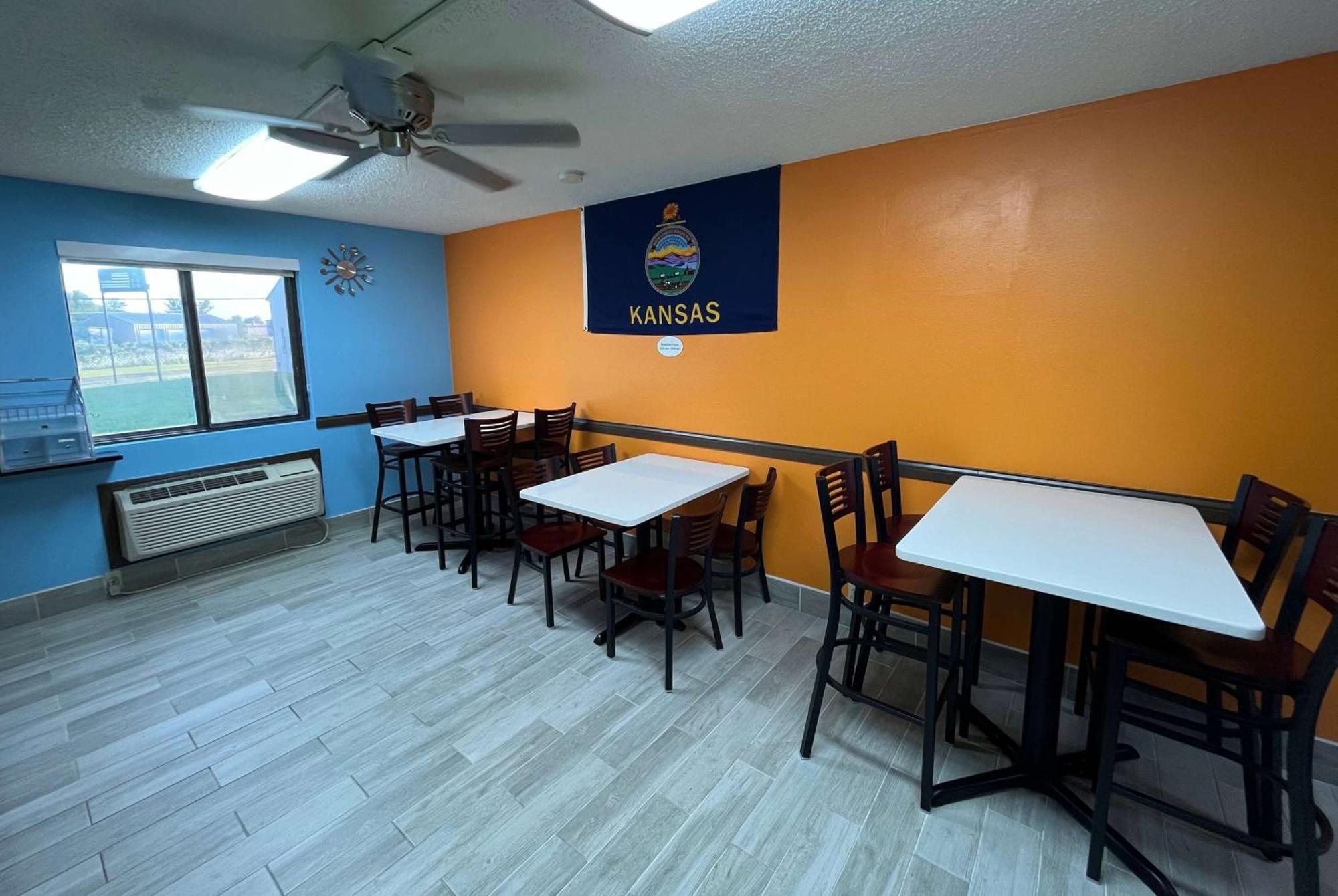 Super 8 By Wyndham Emporia Motel Luaran gambar