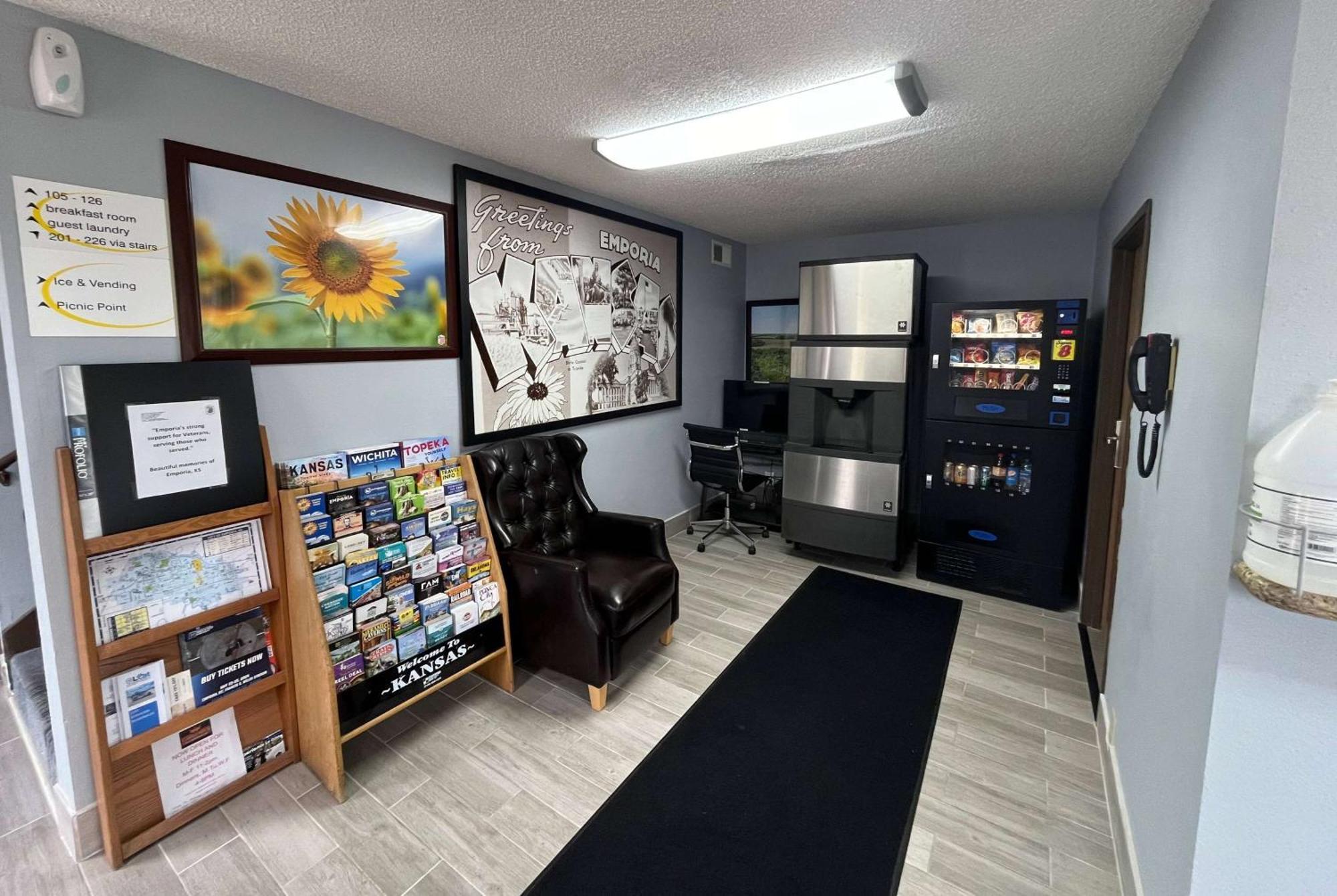 Super 8 By Wyndham Emporia Motel Luaran gambar
