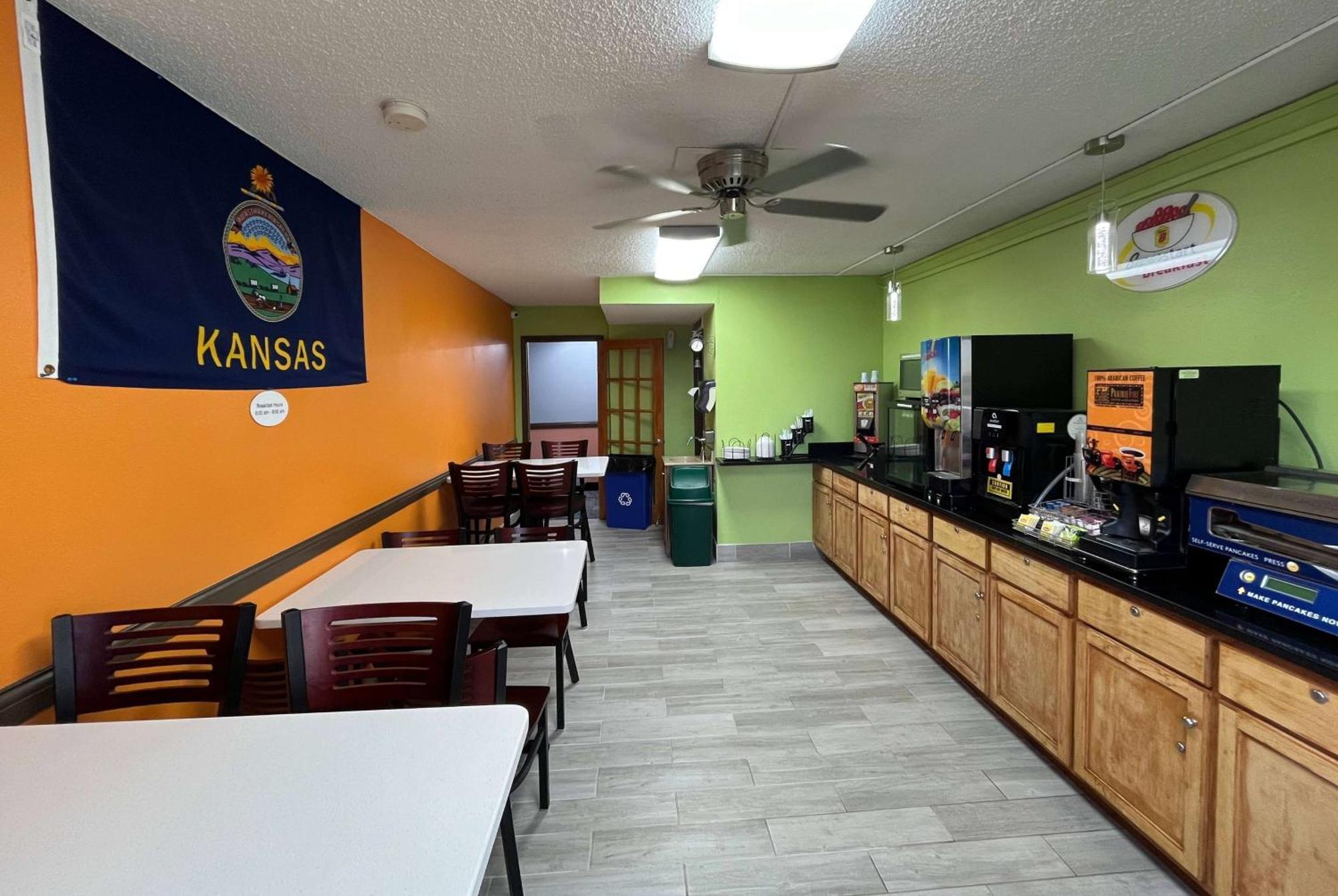 Super 8 By Wyndham Emporia Motel Luaran gambar