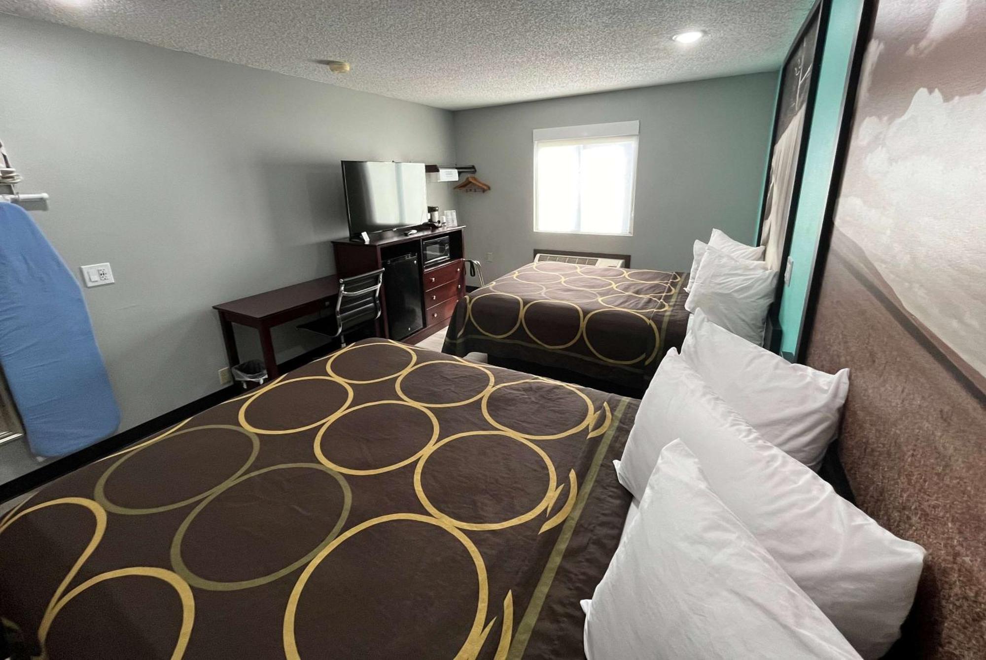 Super 8 By Wyndham Emporia Motel Luaran gambar