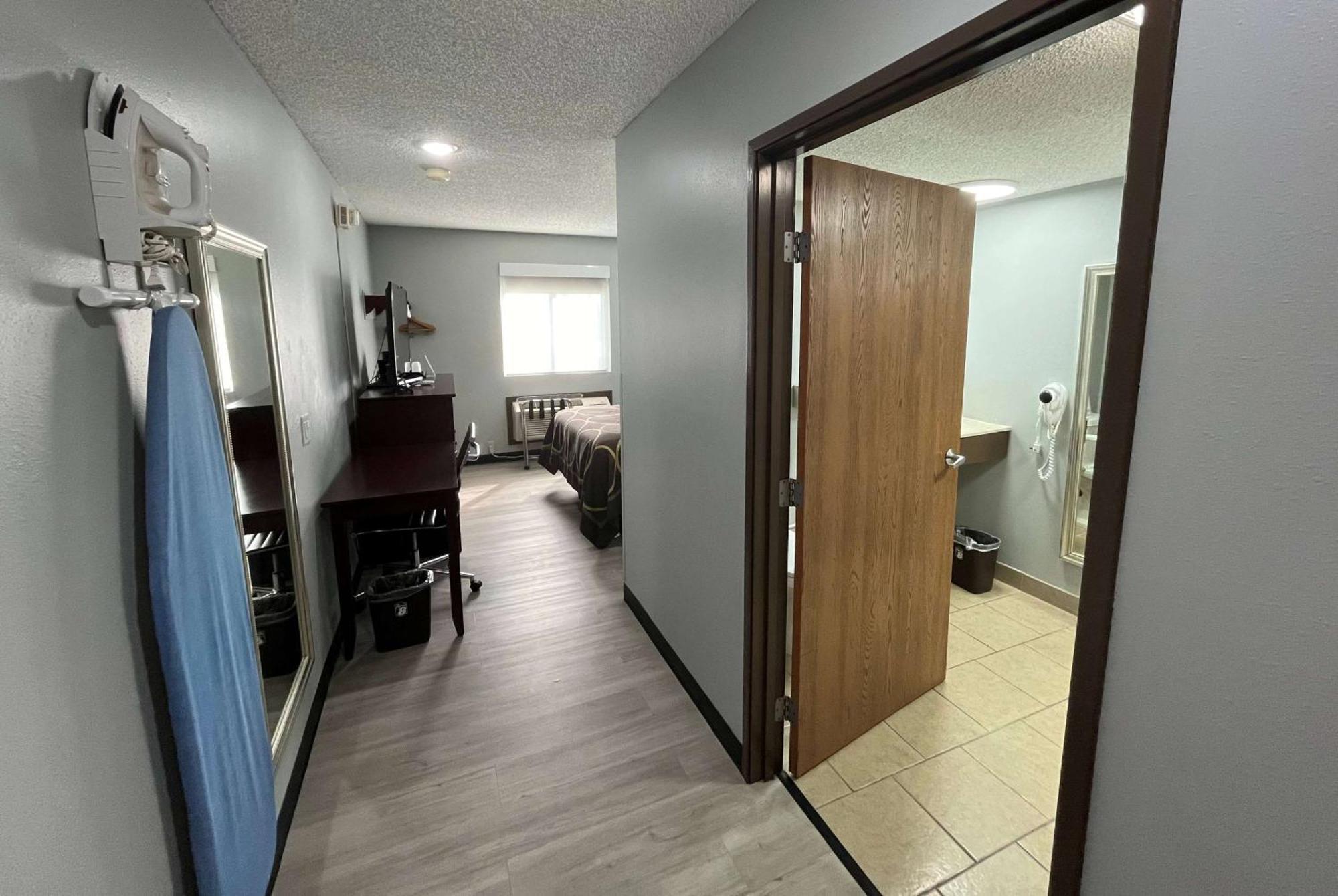 Super 8 By Wyndham Emporia Motel Luaran gambar