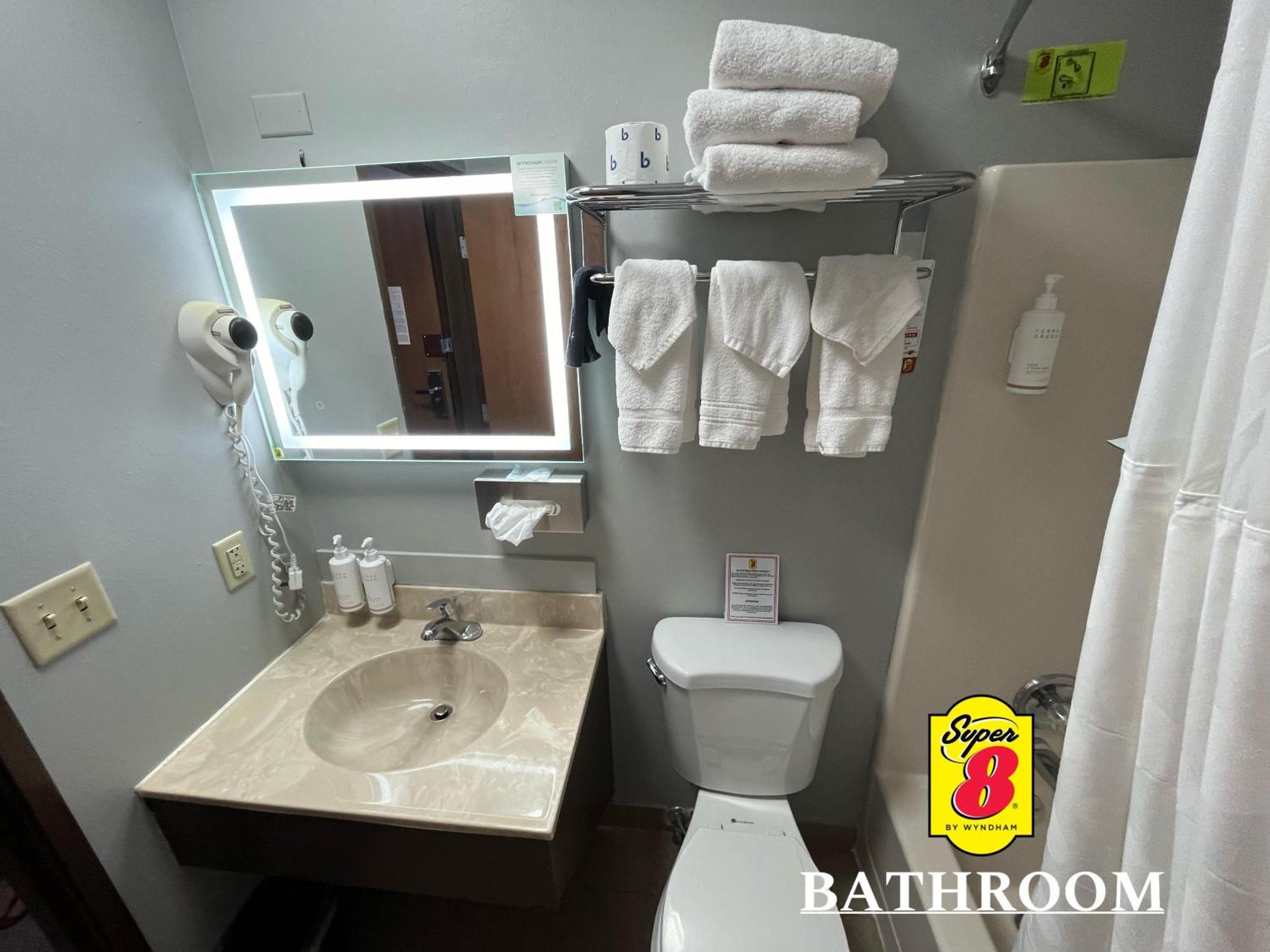 Super 8 By Wyndham Emporia Motel Luaran gambar