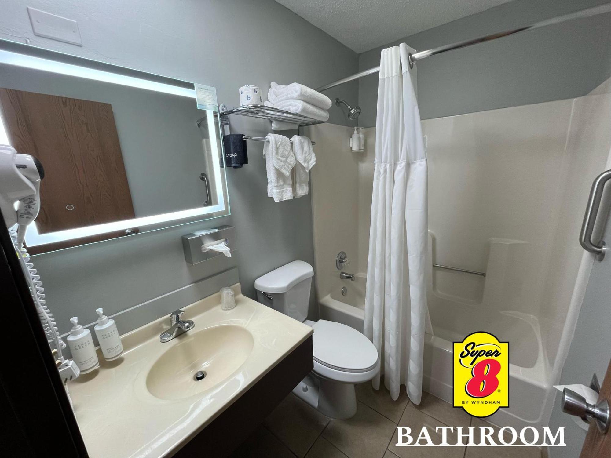 Super 8 By Wyndham Emporia Motel Luaran gambar